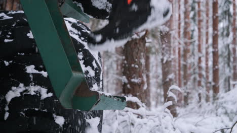 Nahaufnahme-Von-Schneebedeckten-Schuhen,-Die-Auf-Einen-Traktor-Oder-Eine-Schwere-Maschine-Klettern