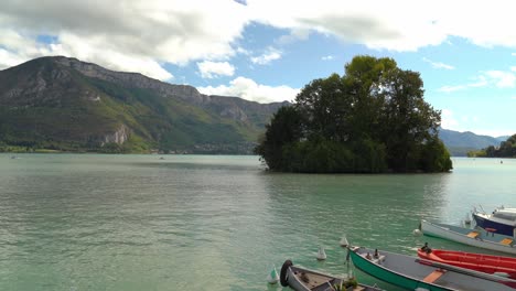 Der-Annecy-See-Ist-Ein-Beliebtes-Touristenziel,-Das-Das-Ganze-Jahr-über-Für-Seine-Bade--Und-Wassersportmöglichkeiten-Bekannt-Ist