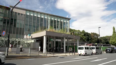 Entrada-Principal-A-La-Estación-Jr-Harajuku-En-Un-Día-Soleado-Con-Tráfico-Pasando