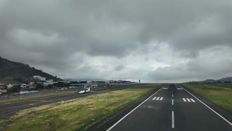 Impresionante-Vista-Aérea-Tomada-Desde-La-Cabina-De-Un-Avión-Que-Aterrizaba-En-El-Aeropuerto-Norte-De-Tenerife-En-Una-Tarde-Nublada