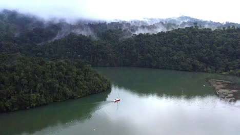 Velero-En-Aguas-Tranquilas-De-Centroamérica-Con-Bosque-Tropical-Y-Niebla-En-El-Fondo,-Antena