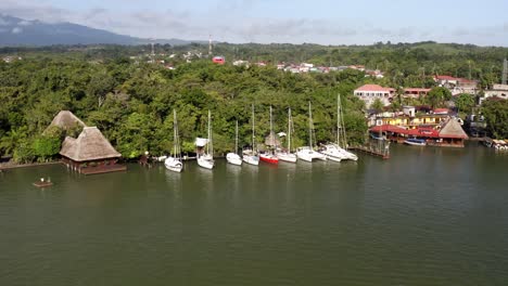 Luftdrohnen-Bootslandschaft-Des-Dulce-Flusses-Izabal,-Guatemala-Tierdorf