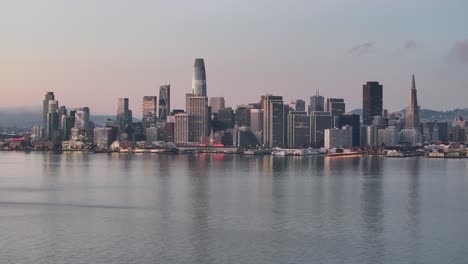 Statische-Luftaufnahme-Des-Finanzviertels-Der-Innenstadt-Von-San-Francisco-Bei-Sonnenaufgang