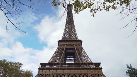 Blauer-Himmel-Und-Vorbeiziehende-Wolken-In-Der-Nähe-Des-Eiffelturms