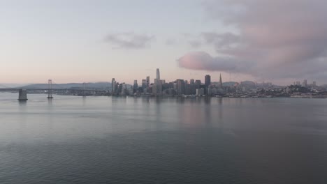 Luftrückzug-Im-Morgengrauen,-Weiter-Blick-Auf-Die-Skyline-Von-San-Francisco