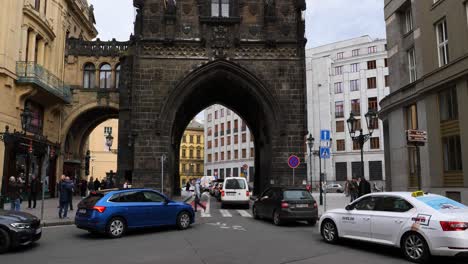 Verkehr-Rund-Um-Den-Pulverturm-Prag,-Tschechische-Republik