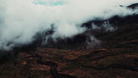 Drone-Volando-Sobre-Las-Nubes-En-El-Volcán-Etna