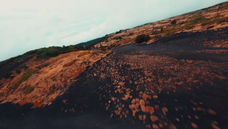 Drone-FPV-Volando-Rápido-En-El-Volcán-Etna-Cerca-Del-Suelo