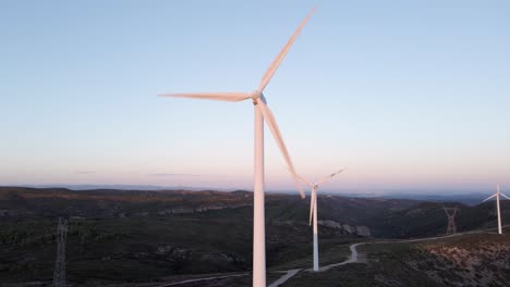 Cerrar-Las-Turbinas-Eólicas-A-La-Luz-Del-Sol-Al-Atardecer,-Concepto-De-Energía-Renovable