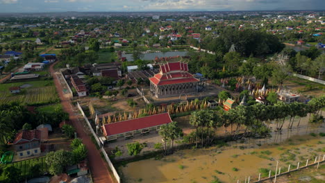 Ein-Vogelschwarm-Tanzt-Um-Den-Riesigen-Kambodschanischen-Tempel-Im-Süden-Von-Siem-Reap