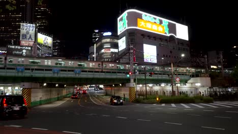 Nächtliche-Szenenaufnahme-Der-Shinjuku-Eisenbahnbrücke-In-Tokio,-Japan