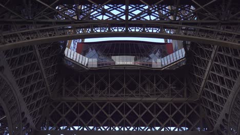 Der-Eiffelturm-Symbolisiert-Die-Romantik-Und-Den-Einfallsreichtum-Der-Stadt-Des-Lichts
