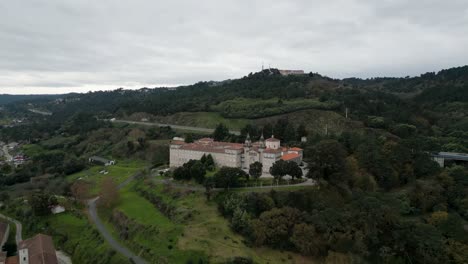 Drohne-Steigt-Auf,-Um-Die-Vorderseite-Der-Katholischen-Priesterseminar-Religionsschule-In-Ourense-Zu-Errichten