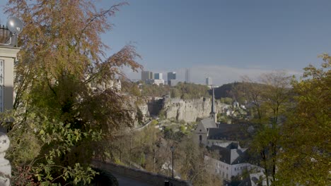 Vista-Otoñal-Del-Paisaje-Urbano-De-Luxemburgo-Con-Toma-Panorámica-Que-Muestra-La-Arquitectura-Histórica-Y-Moderna