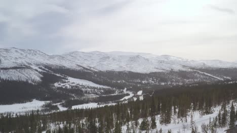 Drohnen-Luftaufnahmen-Eines-Skigebiets-In-Nordschweden