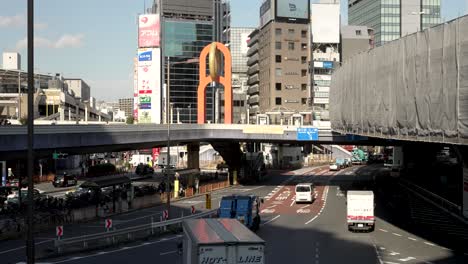 Blick-Von-Der-Erhöhten-Fußgängerbrücke-In-Ueno-Auf-Den-Vorbeifahrenden-Verkehr-Und-Das-Gerüst,-Das-Die-Metropolitan-Expressway-Route-Nr