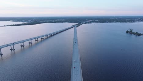 Luftaufnahme-Des-Verkehrs-Auf-Brücken-In-Fort-Myers-Während-Der-Blauen-Stunde-Nach-Sonnenuntergang-Am-Abend-–-Panorama-Weitwinkelaufnahme