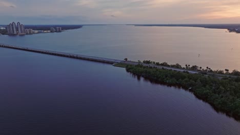 Luftaufnahme-Der-Fort-Myers-Brücke-über-Den-Ozean-In-Florida,-USA