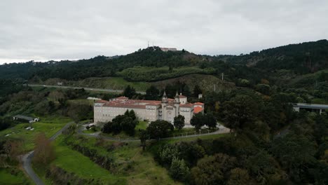 Un-Dron-Desciende-Para-Establecer-Una-Escuela-Religiosa-Del-Seminario-Católico-En-Las-Montañas-De-Ourense