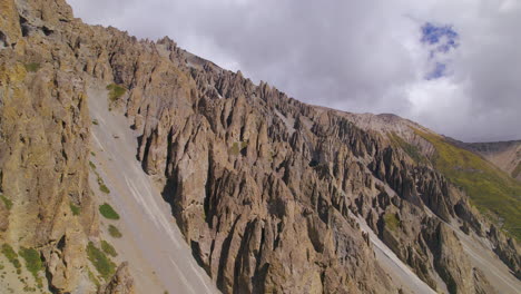 Steingebirgsstruktur,-Klippen-Am-Annapurna-Circuit-Nepal,-Drohnenaufnahme-Unter-Sonnigen-Wetterwolken,-Touristische-Wanderwege-4k