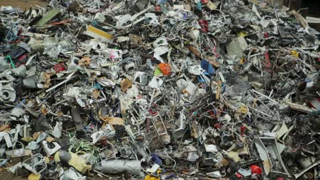 Montón-De-Residuos-Electrónicos-Mixtos-Y-Materiales-De-Desecho-En-Una-Instalación-De-Reciclaje