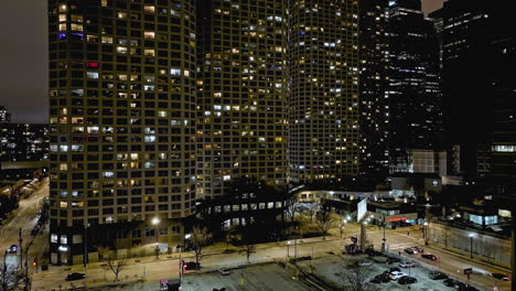 Luftaufnahme-Vor-Modernen-Eigentumswohnungen,-Bewölkt,-Herbstabend-In-Fulton-River,-Chicago