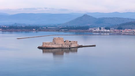 Atemberaubende-Luftperspektive:-Wasserschloss-Bourtzi-In-Der-Malerischen-Region-Peloponnes,-Griechenland