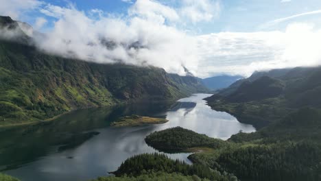 Dramatische-Naturlandschaft-Und-Fjorde-In-Grindoya,-Lofoten,-Norwegen---Luftbild-4k