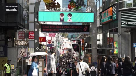 Die-Takeshita-Straße-In-Harajuku-Pulsiert-Vor-Energie,-Wenn-Menschen-Die-Schmale-Gasse-überqueren