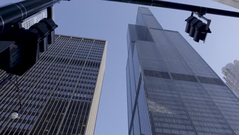Schwenk--Und-Neigeaufnahme,-Die-Den-Imposanten-Willis-Tower-Vor-Dem-Klaren-Blauen-Himmel-Von-Chicago-Einfängt
