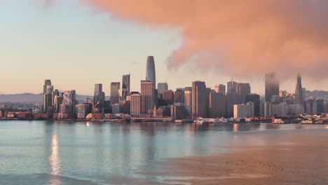 Goldener-Sonnenaufgang,-Weite-Statische-Luftaufnahme-Des-Finanzviertels-Der-Innenstadt-Von-San-Francisco