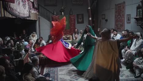 Drei-Frauen-Führen-Sufi-wirbelnde-Derwische-Auf,-Die-In-Einem-Raum-Mit-Teppich-Tanzen