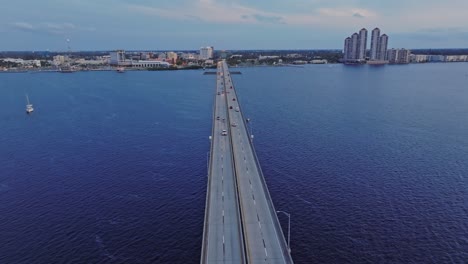 Fort-Myers-Bridges-over-the-ocean-in-Florida,-USA