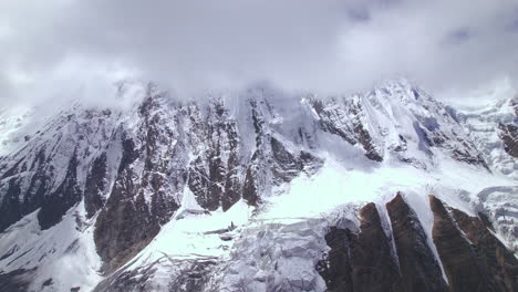 Cordillera-De-Nepal-Llena-De-Nieve-Derretida-Debido-Al-Calentamiento-Global,-Drone-Cubierto-De-Cielo-Nublado-Disparado-4k