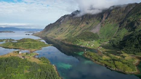 Fiordo,-Naturaleza-Y-Paisaje-Montañoso-En-Grindoya,-Islas-Lofoten,-Noruega---Círculos-Aéreos-4k
