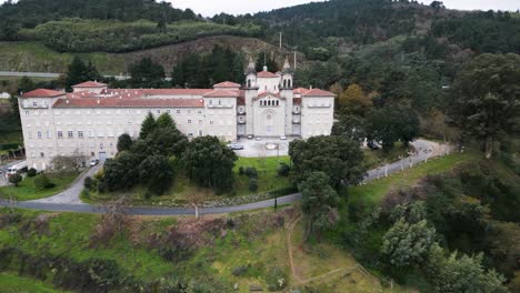 Drohne-Senkt-Sich-Schnell-Zum-Eingang-Des-Katholischen-Priesterseminars-In-Spanien