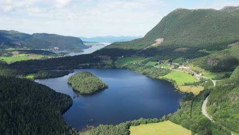 Lago-De-Montaña-Y-Fiordos-En-Rodven,-More-Og-Romsdal,-Noruega---Círculos-Aéreos-4k