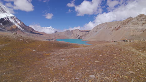 El-Paisaje-En-La-Región-De-Annapurna,-Nepal,-Un-Dron-Revela-El-Lago-Tilicho-De-Mayor-Altitud-Del-Mundo-En-Manang.