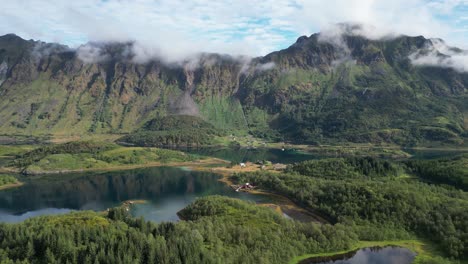 Fiordo-De-Las-Islas-Lofoten,-Naturaleza-Y-Paisaje-Montañoso-En-Grindoya,-Noruega---Antena-4k