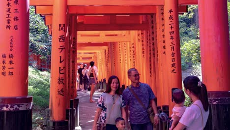 Zeitraffer-Von-Touristen,-Die-Durch-Den-Berühmten-Fushimi-Inari-Torii-Tore-Schrein-Gehen,-Kyoto,-Japan,-Ansicht-3