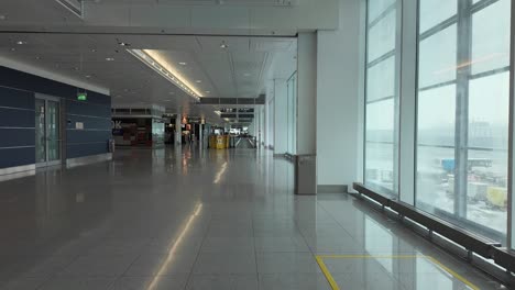 Vista-De-Hiperlapso-Dentro-Del-Edificio-Del-Aeropuerto-Internacional-De-Munich-En-Munich,-Alemania