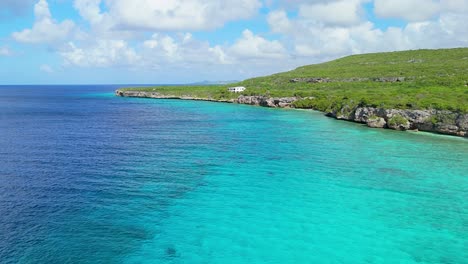 Atemberaubende-Küstenklippen-Der-Karibischen-Insel-Curacao-Mit-Tiefblauem,-Türkisfarbenem-Meerwasser