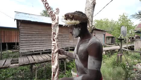 Pace-Prüft-Die-Ergebnisse-Typischer-Asmat-Holzschnitzereien-In-Papua-Neuguinea
