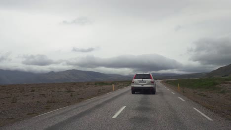 Auto-Adelantando-En-La-Autopista-De-Circunvalación-En-Islandia---Punto-De-Vista-Del-Conductor