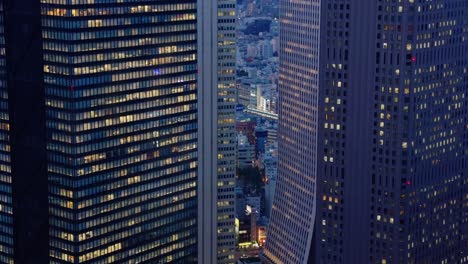 Wolkenkratzer-Der-Stadt-Tokio-Am-Frühen-Abend-Am-Observatorium-Des-Tokioter-Stadtgebäudes