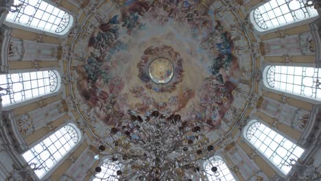 Cúpula-Con-Frescos-Y-Lámpara-De-Araña-Del-Monasterio-De-La-Abadía-De-Ettal-En-Alemania