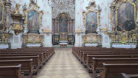 Altar-Del-Monasterio-De-La-Abadía-De-Ettal-Desde-La-Nave-En-Baviera,-Alemania
