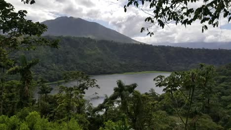 Lago-Volcánico-Laguna-De-Hule-En-Costa-Rica-En-Un-Día-Claro