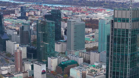 Enge-Luftaufnahme-Der-Warschauer-Wolkenkratzer-Mit-Der-Altstadt-Im-Hintergrund