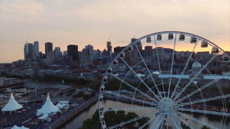 Sonnenuntergang-Luftaufnahme-Des-Riesenrads-Im-Alten-Montreal-Und-Der-Skyline-Der-Stadt